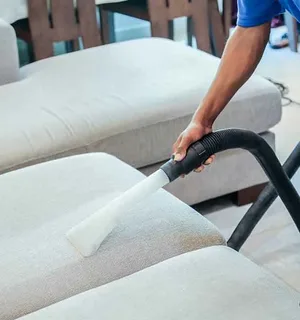 الخطوات الأساسية لتنظيف الكنب بالبخار